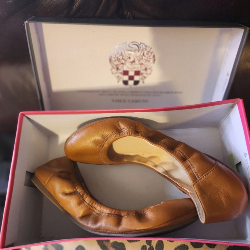 Vince Camuto Ellen flats